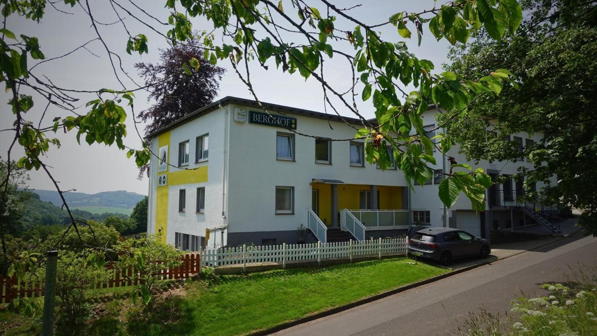 Hotel Berghof Wasserkuppe & Gaestehaus Fuldaquelle Gersfeld Exterior photo